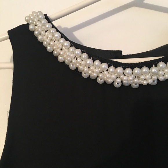 Little black dress with pearl collar - Picture 2 of 5